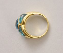 Een 18-karaats gouden bandring, bezet met een vierkante cabochon topaas, omringd door vier driehoekige cabochon topazen. Aan beide zijden van de scheen, tussen de twee cabochons, zijn drie briljant geslepen diamanten gezet (circa 0.06). Italie, Alessandria, STAR 1813AL. gewicht: 11.52 g ringmaat: 17.75 mm / 7.5US afmetingen: 14 x 7 mm