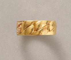 Een 18-karaats gouden ring met een ketting schakel bezet met diamanten, gesigneerd en genummerd: Cartier, NV9891, model Dona. gewicht: 15.85 g ringmaat: 17.5 mm / 7 1/4 US / 55 breedte: 0.8 cm
