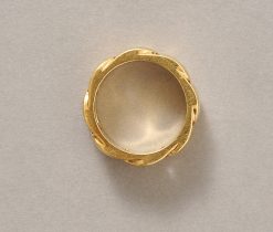 Een 18-karaats gouden ring met een ketting schakel bezet met diamanten, gesigneerd en genummerd: Cartier, NV9891, model Dona. gewicht: 15.85 g ringmaat: 17.5 mm / 7 1/4 US / 55 breedte: 0.8 cm