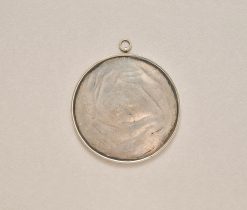 Een micromozaïek gemaakt van minuscule glas draden (tesserae) in verschillende vormen en kleuren, waarmee de voorstelling als het ware is geschilderd. Het mozaïek stelt de duifjes van Plinius, toegeschreven aan het atelier van Giacomo Raffaelli, vervaardigd rond 1800 in Rome in een latere zilveren montage. De Vaticaanse mozaïek studio’s waren al in 1576 om de schilderijen in de Sint Pieter te vervangen door mozaïek, maar in de 18e eeuw ontstond er een ware rage en werd het Romeinse mozaïek zowel als kunstwerk als souvenir zeer populair. Aanleiding hiervoor was de vondst van een vloer fragment van mozaïek; de duifjes van Plinius, het meest geliefde en bekendste mozaïek uit de oudheid. Kardinaal Giuseppe Furietti (1685 – 1764) vond het fragment tijdens het opgraven van de Villa Adriana in Tivoli in 1737. Volgens Furietti was dit fragment het originele Griekse fragment door Sosos van Pergamon waar Plinius de oudere over heeft geschreven. Plinius roemt dit mozaïek als de perfecte kunst. Hij schrijft: “Er is een prachtige duif aan het drinken en de schaduw van zijn hoofdje wordt gereflecteerd in het water, de andere duiven wassen zich en zonnen op de rand van de schaal”. Hoewel Furietti’s fragment nu wellicht als een kopie voor Keizer Hadrianus wordt gezien, werd het in 1764 door Paus Clemens XIII gekocht en naar het Capitolijns museum gebracht, waar duizenden bezoekers het nu dagelijks bewonderen. Dit vroeg 19e eeuwse micromozaïek is een zeer fijne en gedetailleerde kopie van de duifjes uit het Capitool. gewicht: 45 g diameter: 7.5 cm literatuur : voir Domenico PETOCHI, I m osaici minuti Romani del secoli XVIII-XIXe siècle, page 108, n°29.