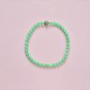 Een ketting met 38 chrysopraas kralen, met een 18-karaats gouden bol sluiting met pin en draai mechanisme ook wel bajonet sluiting genoemd, met afwisselend groen en blauw golvende emaille strepen. lengte: 41 cm gewicht: 59.30 g afmetingen: 10 x 10 mm; bol slot: 14 x 14 mm