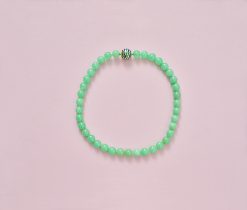 Een ketting met 38 chrysopraas kralen, met een 18-karaats gouden bol sluiting met pin en draai mechanisme ook wel bajonet sluiting genoemd, met afwisselend groen en blauw golvende emaille strepen. lengte: 41 cm gewicht: 59.30 g afmetingen: 10 x 10 mm; bol slot: 14 x 14 mm