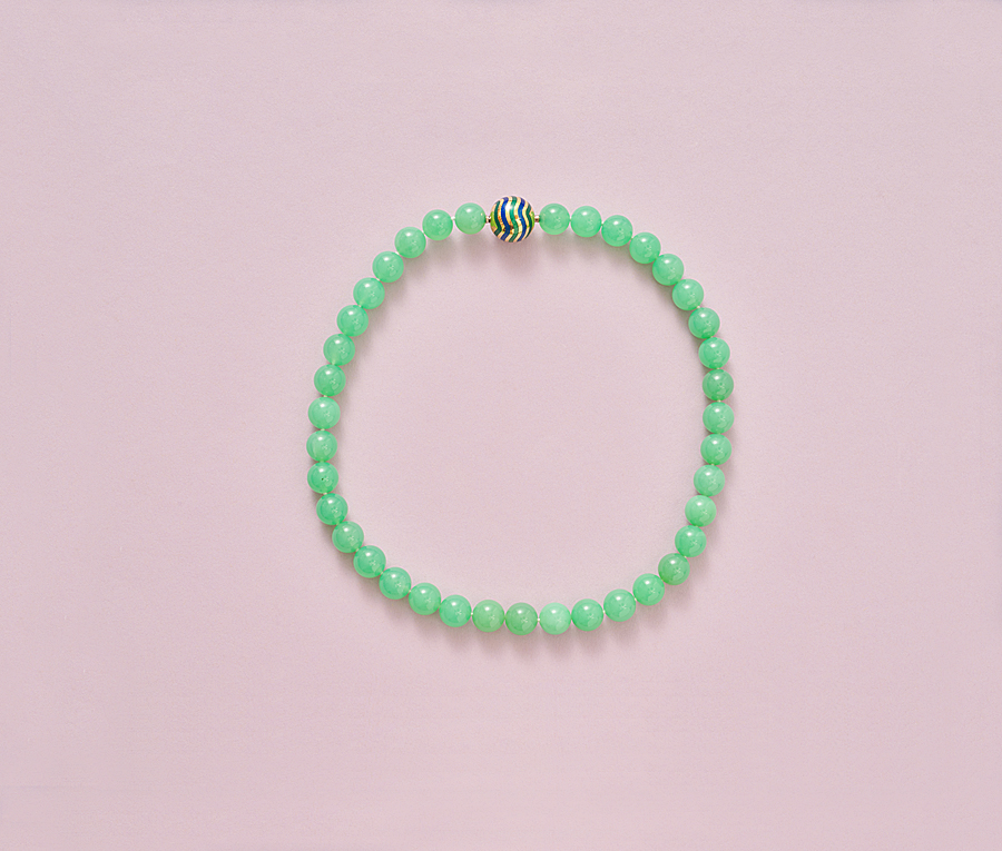Een ketting met 38 chrysopraas kralen, met een 18-karaats gouden bol sluiting met pin en draai mechanisme ook wel bajonet sluiting genoemd, met afwisselend groen en blauw golvende emaille strepen. lengte: 41 cm gewicht: 59.30 g afmetingen: 10 x 10 mm; bol slot: 14 x 14 mm