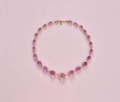Een 18-karaats rivière collier met drieëntwintig ovale en ronde amethisten (circa 126 ct) verlopend van klein naar groot. (sommige met kleine beschadigingen), de grootste van ongeveer 19,60 karaat, met kliksluiting en veiligheidsketting, 19e eeuw. gewicht: 52,6 g lengte: 42 cm breedte: 1.8 cm afmetingen: 9.3 x 5.8 x 5.7 tot 18.4 x 15.9 x 13 mm
