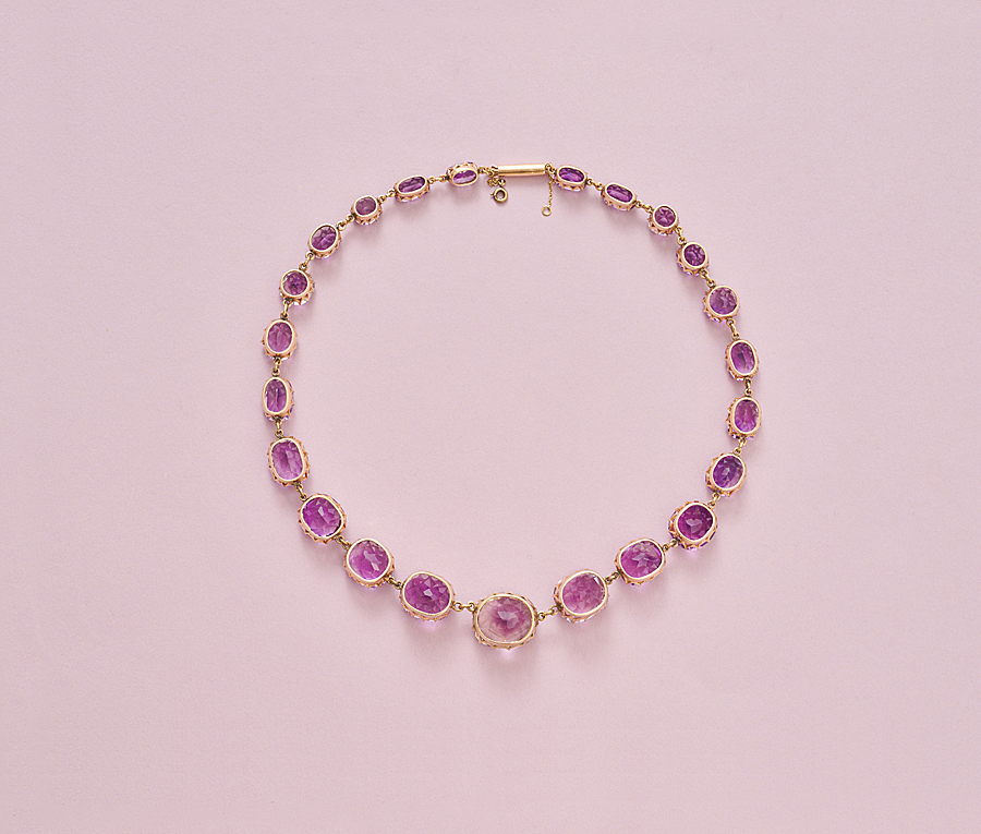 Een 18-karaats rivière collier met drieëntwintig ovale en ronde amethisten (circa 126 ct) verlopend van klein naar groot. (sommige met kleine beschadigingen), de grootste van ongeveer 19,60 karaat, met kliksluiting en veiligheidsketting, 19e eeuw. gewicht: 52,6 g lengte: 42 cm breedte: 1.8 cm afmetingen: 9.3 x 5.8 x 5.7 tot 18.4 x 15.9 x 13 mm