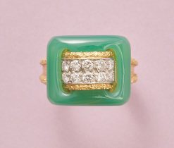 Een 18-karaats geelgouden ring met een gesp van groene agaat, goud en platina, bezet met 10 briljant geslepen diamanten, gesigneerd en genummerd: VCA 70 ©, voor Van Cleef & Arpels, 127073, 1970. gewicht: 12.04 g ringmaat: 18mm met veer en zonder 19.5 mm