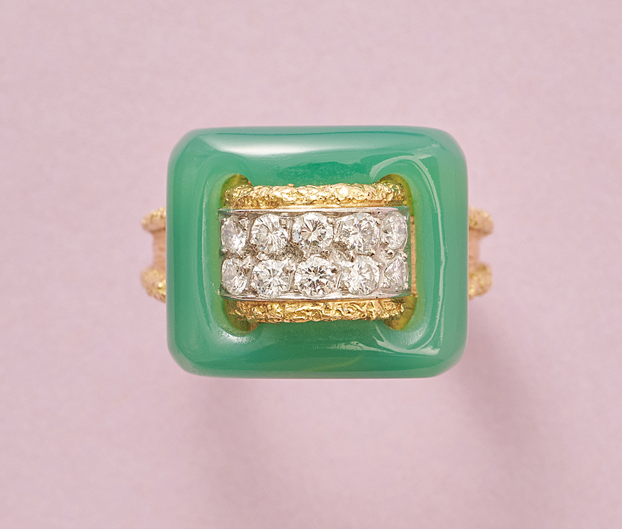 Een 18-karaats geelgouden ring met een gesp van groene agaat, goud en platina, bezet met 10 briljant geslepen diamanten, gesigneerd en genummerd: VCA 70 ©, voor Van Cleef & Arpels, 127073, 1970. gewicht: 12.04 g ringmaat: 18mm met veer en zonder 19.5 mm