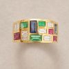 Een 18-karaats gouden brede band ring met 7 baguette geslepen diamanten (circa. 0.86 ct IF- G), 2 Thaise saffieren (circa 0.89 ct),3 Thaise robijnen (circa 0.75 ct) en 3 Brazilaanse smaragden (circa 0.55 ct) allen flush gezet, gesigneerd and genummerd: Wempe, 2541, Duitsland, circa 1980, met certificaat.gewicht: 9.48 gringmaat: 17 mm / 6.50 US / 53-54afmetingen: 11 x 3 mm
