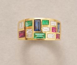 Een 18-karaats gouden brede band ring met 7 baguette geslepen diamanten (circa. 0.86 ct IF- G), 2 Thaise saffieren (circa 0.89 ct),3 Thaise robijnen (circa 0.75 ct) en 3 Brazilaanse smaragden (circa 0.55 ct) allen flush gezet, gesigneerd and genummerd: Wempe, 2541, Duitsland, circa 1980, met certificaat. gewicht: 9.48 g ringmaat: 17 mm / 6.50 US / 53-54 afmetingen: 11 x 3 mm