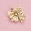 Een art nouveau 14-karaats gouden broche voorstellende een dogwood met iriserend email met in het hart orient parels, gesigneerd: Whiteside & Blank, Newark, New Jersey, circa 1900. gewicht: 7.85 g afmetingen: 3 x 3 cm