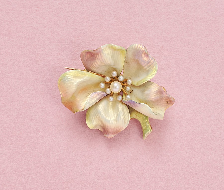Een art nouveau 14-karaats gouden broche voorstellende een dogwood met iriserend email met in het hart orient parels, gesigneerd: Whiteside & Blank, Newark, New Jersey, circa 1900. gewicht: 7.85 g afmetingen: 3 x 3 cm