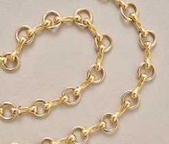Een 18-karaats b-color gouden ketting met afwisselende ronde schakels en staafjes, gesigneerd en genummerd: en genummerd: Cartier, 59230. met gewicht: 99.33 g (samen 125.66 g) lengte: 77 cm (samen 96 cm) breedte: 3 - 9 mm