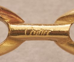 Een 18-karaats b-color gouden ketting met afwisselende ronde schakels en staafjes, gesigneerd en genummerd: en genummerd: Cartier, 59230. met gewicht: 99.33 g (samen 125.66 g) lengte: 77 cm (samen 96 cm) breedte: 3 - 9 mm