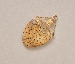 Een vroeg 19e eeuws 14 karaat rosé gouden en palmoxylon faux parfumflesje aan fijn gewoven kettinkjes, circa 1810, Frankrijk?. gewicht: 4.88 grams lengte: 3.7 x 2.1 cm