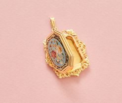 Een 18k gouden medaillon aan beide zijden floraal versierd met verschillende kleuren email, Frankrijk, mid 19e eeuw. gewicht: 14.05 g afmetingen: 4.7 x 3 cm