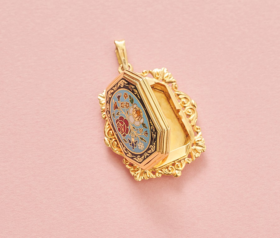 Een 18k gouden medaillon aan beide zijden floraal versierd met verschillende kleuren email, Frankrijk, mid 19e eeuw. gewicht: 14.05 g afmetingen: 4.7 x 3 cm
