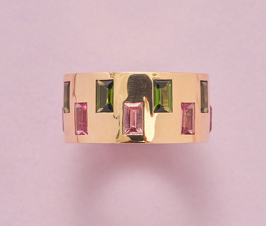 Een 18-karaats gouden ring bezet met 16 baguette geslepen groene en roze toermalijnen (ca. 4.35 crt), Duits, circa 2020. gewicht: 8 g ringmaat: 17.75 mm / 7.5 (US) / 55.5 breedte: 1 cm