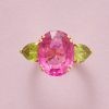 Een 18-karaats gouden ring, bezet met een ovale roze toermalijn (ca. 5,70 ct, 13,4 x 11 x 6,8 mm), met aan weerszijde een peer geslepen peridot (ca. 2,50 ct). meeterteken: kruis in een cirkel. B. Frankrijk. gewicht: 8.3 g ringmaat: 16.75 mm / 6 1/4 US / 52 mm