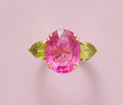 Een 18-karaats gouden ring, bezet met een ovale roze toermalijn (ca. 5,70 ct, 13,4 x 11 x 6,8 mm), met aan weerszijde een peer geslepen peridot (ca. 2,50 ct). meeterteken: kruis in een cirkel. B. Frankrijk. gewicht: 8.3 g ringmaat: 16.75 mm / 6 1/4 US / 52 mm