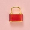 Een 18-karaats gouden hanger met een goed functionerende sluiting, voorzien van rood, doorschijnend email op een horizontaal gestreept guillochepatroon, toegeschreven aan Illario voor Faraone. gewicht: 20.52 g afmetingen: 2.5 x 2.8 x 1 cm