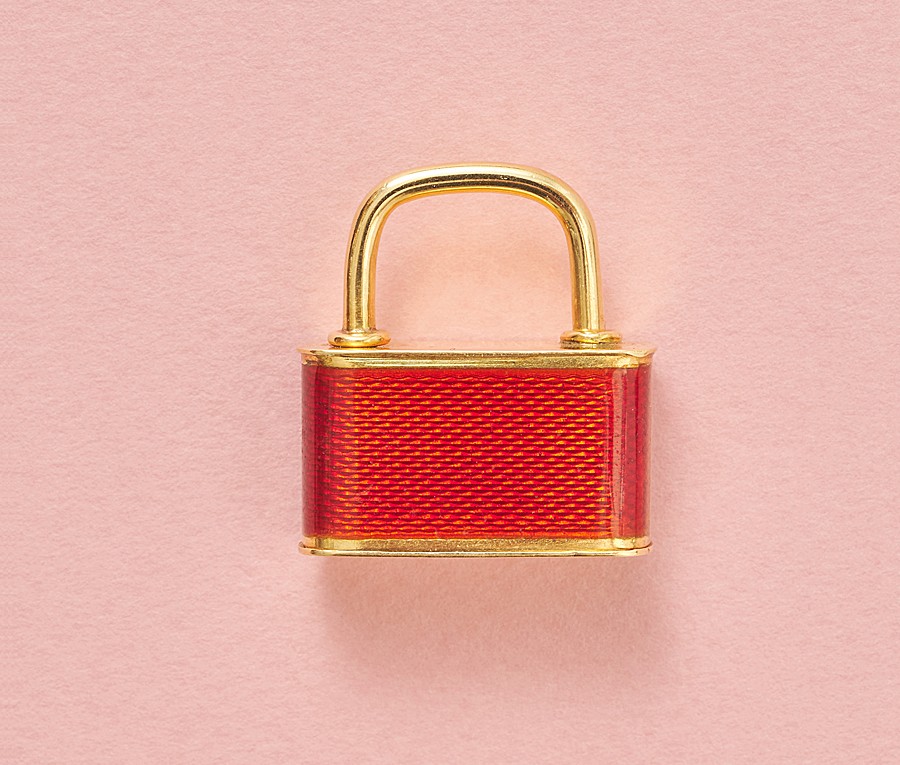 Een 18-karaats gouden hanger met een goed functionerende sluiting, voorzien van rood, doorschijnend email op een horizontaal gestreept guillochepatroon, toegeschreven aan Illario voor Faraone. gewicht: 20.52 g afmetingen: 2.5 x 2.8 x 1 cm