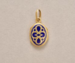 Een 18-karaats geelgouden medaillon versierd met donkerblauwe emaille over een guilloche. met een compartiment, Frankrijk, circa 1900. gewicht: 5.02 g afmetingen: 3 x 1.5 cm