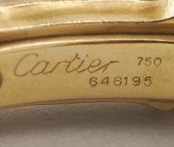 Een 18-karaats geelgouden flexibele klem armband “Bamboo” in de vorm van een om de arm gebogen bamboe steel van negen segmenten, de drie middelste segmenten pavé bezet met briljant geslepen diamanten in verschillende maten (209 stuks, totaal diamantegewicht geschat in zettingen 4 ct.), in de band is een veer voor de spanning gemonteerd, onderzijde van de band is open. Gesigneerd Cartier, Parijs, maat 2 en 646195, meesterteken P gekruisde korenaren> voor Pierre Brun. Gewicht 57.8 g binnen diameter: 56 x 47 mm maat: 2, 15 - 17.5 cm breedte: 7 - 8.83 mm.