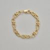 Een 18-karaats gouden armband met harpsluiting schakels, Frans meesterteken.gewicht: 20.1 glengte: 18 cm goed passend voor een polsmaat afmetingen: 8 x 3 mm
