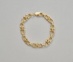 Een 18-karaats gouden armband met harpsluiting schakels, Frans meesterteken.gewicht: 20.1 glengte: 18 cm goed passend voor een polsmaat afmetingen: 8 x 3 mm