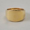 Een 18-karaats gouden signet ring, gesigneerd, gedateerd en genummerd: Cartier, 1989, 938494 model Santos. gewicht: 16 g ringmaat: 19+ mm / 9 1/4 US / 60 mm breedte: 5 - 13
