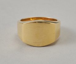 Een 18-karaats gouden signet ring, gesigneerd, gedateerd en genummerd: Cartier, 1989, 938494 model Santos. gewicht: 16 g ringmaat: 19+ mm / 9 1/4 US / 60 mm breedte: 5 - 13