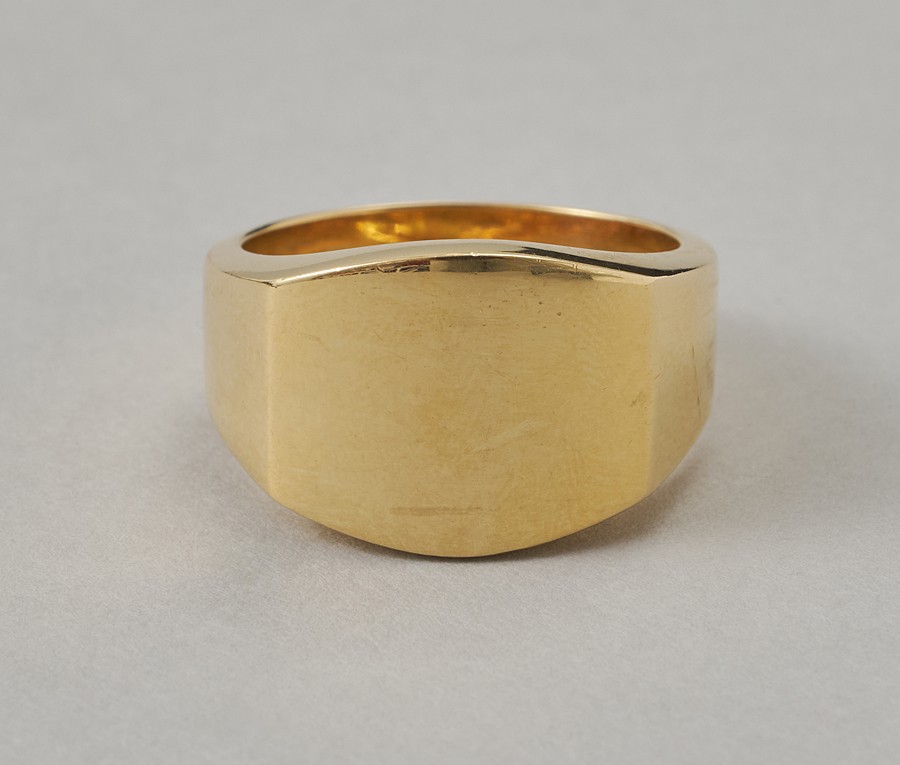 Een 18-karaats gouden signet ring, gesigneerd, gedateerd en genummerd: Cartier, 1989, 938494 model Santos. gewicht: 16 g ringmaat: 19+ mm / 9 1/4 US / 60 mm breedte: 5 - 13