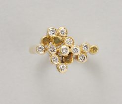 An 18-karat yellow gold tower ring set with brilliant-cut diamonds in eleven turrets. France, circa 1970. weight: 8.5 g ring size: 16.5 mm / 6 US / 53 mm width: 2.5–12 mm