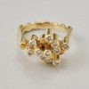 Een 18-karaats geelgouden torenring met in elf torentjes briljant geslepen diamanten gezet. Frankrijk, circa 1970. gewicht: 8.5 g ringmaat: 16.5 - mm / 6 US / 53 mm breedte: 2.5 - 12 mm