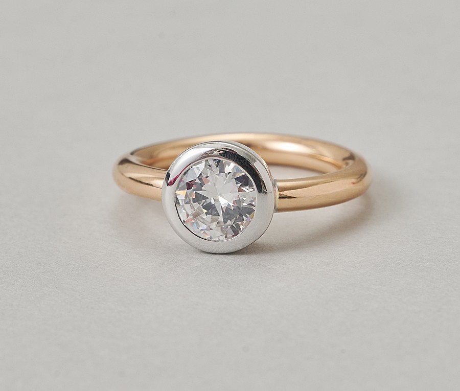 Een 18-karaats gouden bi-color solitair ring bezet met een brillant geslepen diamant (circa 1.1 ct, 6.6 - 6.4 x 3.6 mm, G, Si1 - Vvs op het oog maar met een filled fracture) gladomzet met witgoud, Frankrijk.gewicht: 7.3 gafmetingen: 9 x 9 x 5 mmringmaat: 17 mm / 6.5 US / 53
