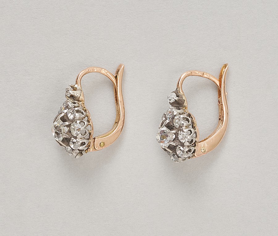 A pair of 18-karat rose gold and silver cluster earrings set with old-cut diamonds (app. 0.84 ct), France, circa 1900. weight: 2.60 g dimensions: 15 mm