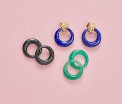 Een paar 18-karaats geelgouden oorbellen in een gebogen halfronde band op het oor, twee dun gedraaide bandjes goud aan weerszijden van 13 briljant geslepen diamanten aflopend in maat. Eraan te hangen 4 paar hoops van speciale van smal naar breder wordende gladde ringen van groene granaat, lapis lazuli, onyx en ivoor. gewicht: 41.77 g (samen, excl witte ivoren hoops). afmetingen: 3.8 x 2.8 mm