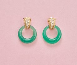 Een paar 18-karaats geelgouden oorbellen in een gebogen halfronde band op het oor, twee dun gedraaide bandjes goud aan weerszijden van 13 briljant geslepen diamanten aflopend in maat. Eraan te hangen 4 paar hoops van speciale van smal naar breder wordende gladde ringen van groene granaat, lapis lazuli, onyx en ivoor. gewicht: 41.77 g (samen, excl witte ivoren hoops). afmetingen: 3.8 x 2.8 mm