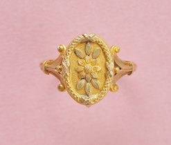 Een trois-couleur 18k gouden medaillon / locket ring met bloem, Frankrijk, circa 1910. gewicht: 3.7 g ringmaat: 17.75 mm / 7 1/2 US