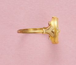 Een trois-couleur 18k gouden medaillon / locket ring met bloem, Frankrijk, circa 1910. gewicht: 3.7 g ringmaat: 17.75 mm / 7 1/2 US