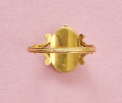 Een trois-couleur 18k gouden medaillon / locket ring met bloem, Frankrijk, circa 1910. gewicht: 3.7 g ringmaat: 17.75 mm / 7 1/2 US