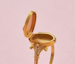 Een trois-couleur 18k gouden medaillon / locket ring met bloem, Frankrijk, circa 1910. gewicht: 3.7 g ringmaat: 17.75 mm / 7 1/2 US