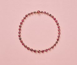 Een 18-karaats rosé gouden collier bezet met 40 ronde roosgeslepen granaten gezet op rood goud folie aflopend in grootte, Zuid-Frankrijk, circa 1900. gewicht: 19.95 g lengte: 39 cm