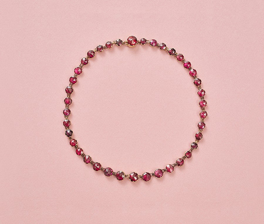 Een 18-karaats rosé gouden collier bezet met 40 ronde roosgeslepen granaten gezet op rood goud folie aflopend in grootte, Zuid-Frankrijk, circa 1900. gewicht: 19.95 g lengte: 39 cm