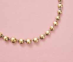 Een 18-karaats rosé gouden collier bezet met 40 ronde roosgeslepen granaten gezet op rood goud folie aflopend in grootte, Zuid-Frankrijk, circa 1900. gewicht: 19.95 g lengte: 39 cm