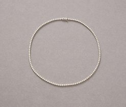 Een 18-karaats witgouden tennis collier bezet met 130 briljant geslepen diamanten (130 x 0.1 crt en in totaal 13 crt G, Si) in een vier poots chaton setting, modern. gewicht: 23 g lengte: 42 cm breedte: 2.5 mm hoogte: 2.5 mm