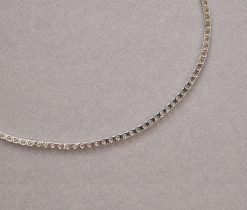 Een 18-karaats witgouden tennis collier bezet met 130 briljant geslepen diamanten (130 x 0.1 crt en in totaal 13 crt G, Si) in een vier poots chaton setting, modern. gewicht: 23 g lengte: 42 cm breedte: 2.5 mm hoogte: 2.5 mm