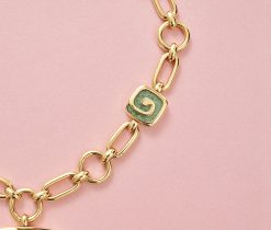 Een 18k gouden collier en hanger van ronde en ovale schakels afgewisseld met vier gouden vierkante medaillons ingelegd met nephriet jade en een abstract gouden geometrische vorm. Ook de hanger is gemaakt van goud ingelegd met nephriiet jade waarop twee gouden geometrische patronen in verschillende groottes, gesigneerd; Bulgari, circa 2000, model Tematica. gewicht: 181.10 g lengte: 45 cm afmetingen: 18 x 5 mm (schakels) 47 x 6 mm (hanger)